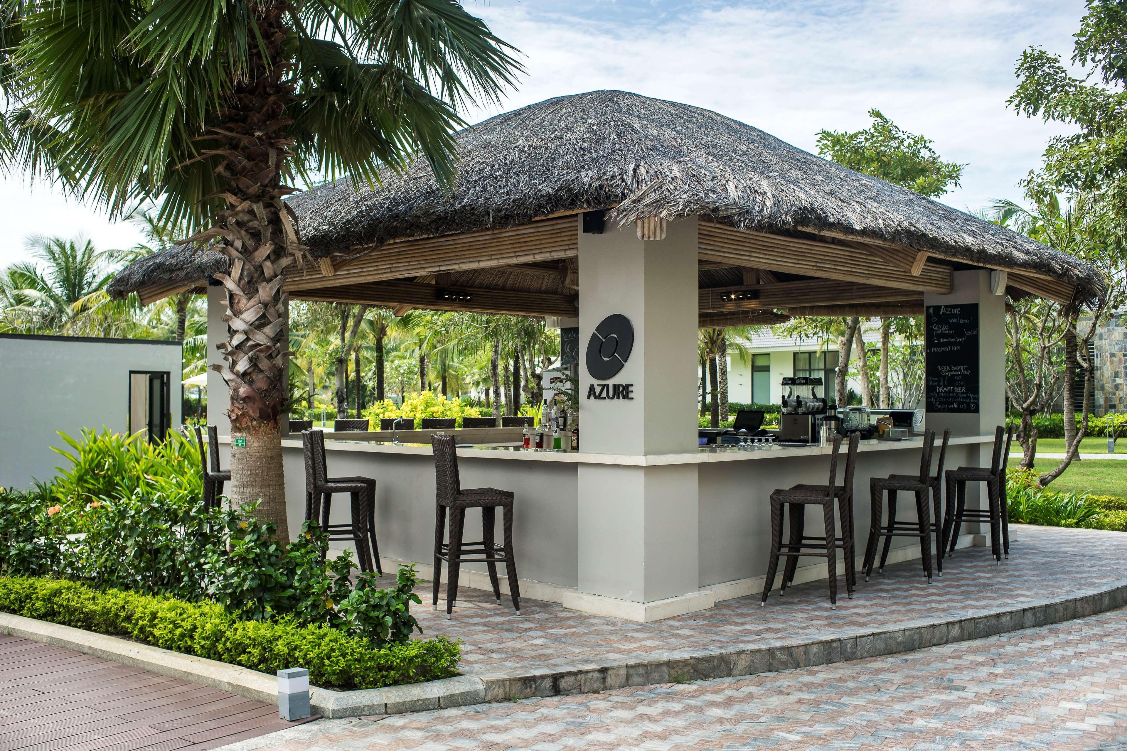 Radisson Blu Resort دونغ دونغ المظهر الخارجي الصورة A bar at a resort