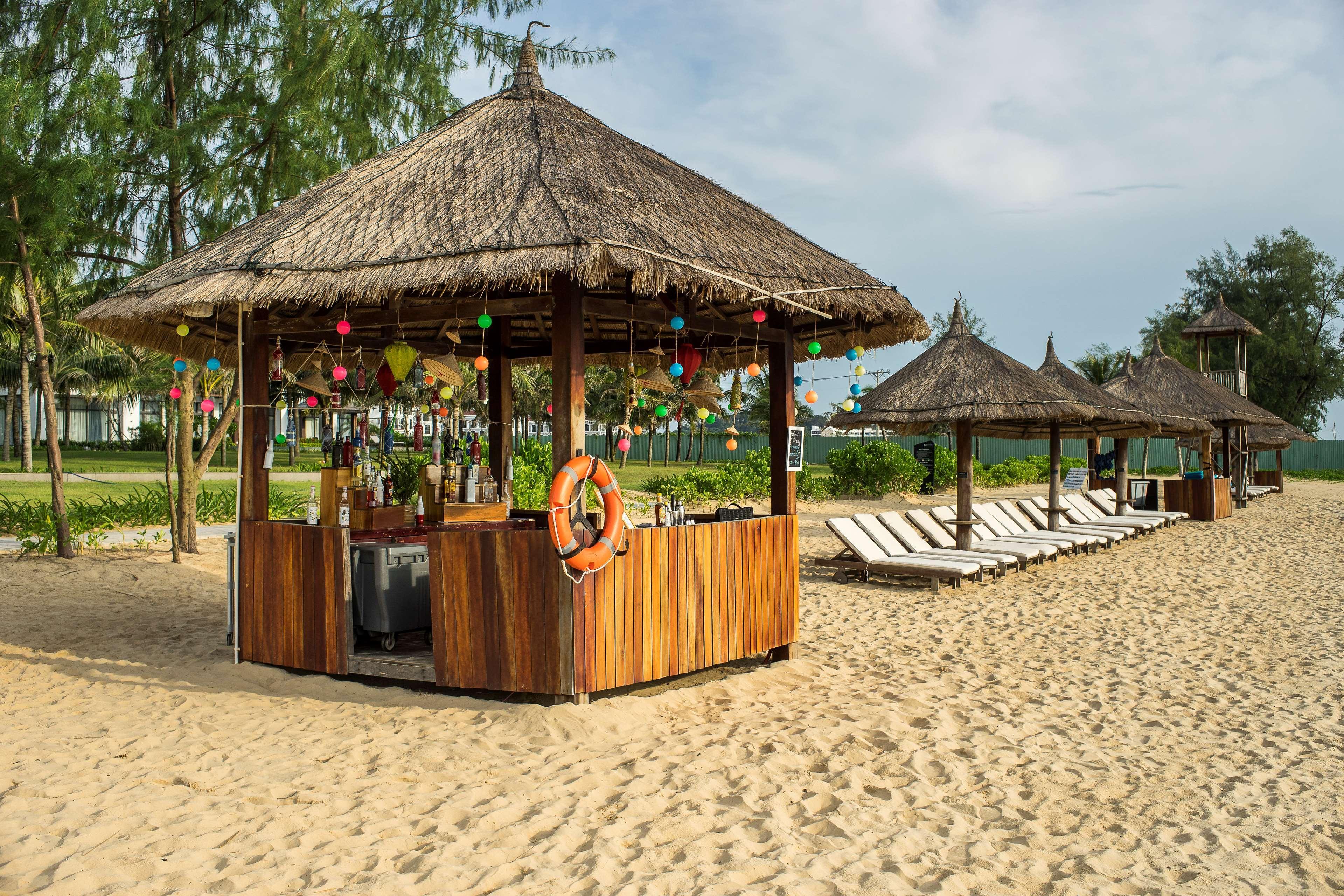 Radisson Blu Resort دونغ دونغ المظهر الخارجي الصورة A beach bar in Vietnam
