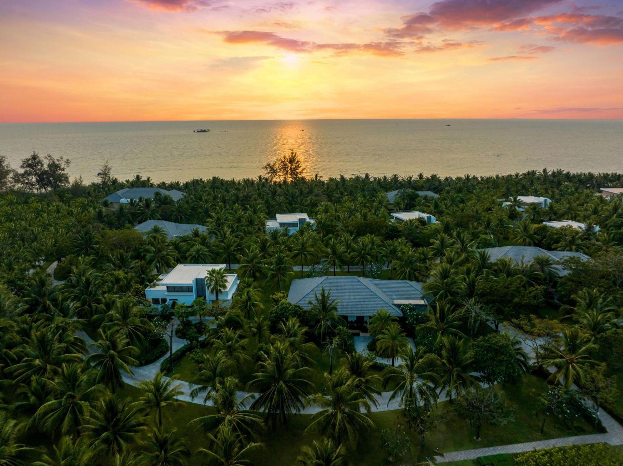 Radisson Blu Resort دونغ دونغ المظهر الخارجي الصورة Sunset over the island