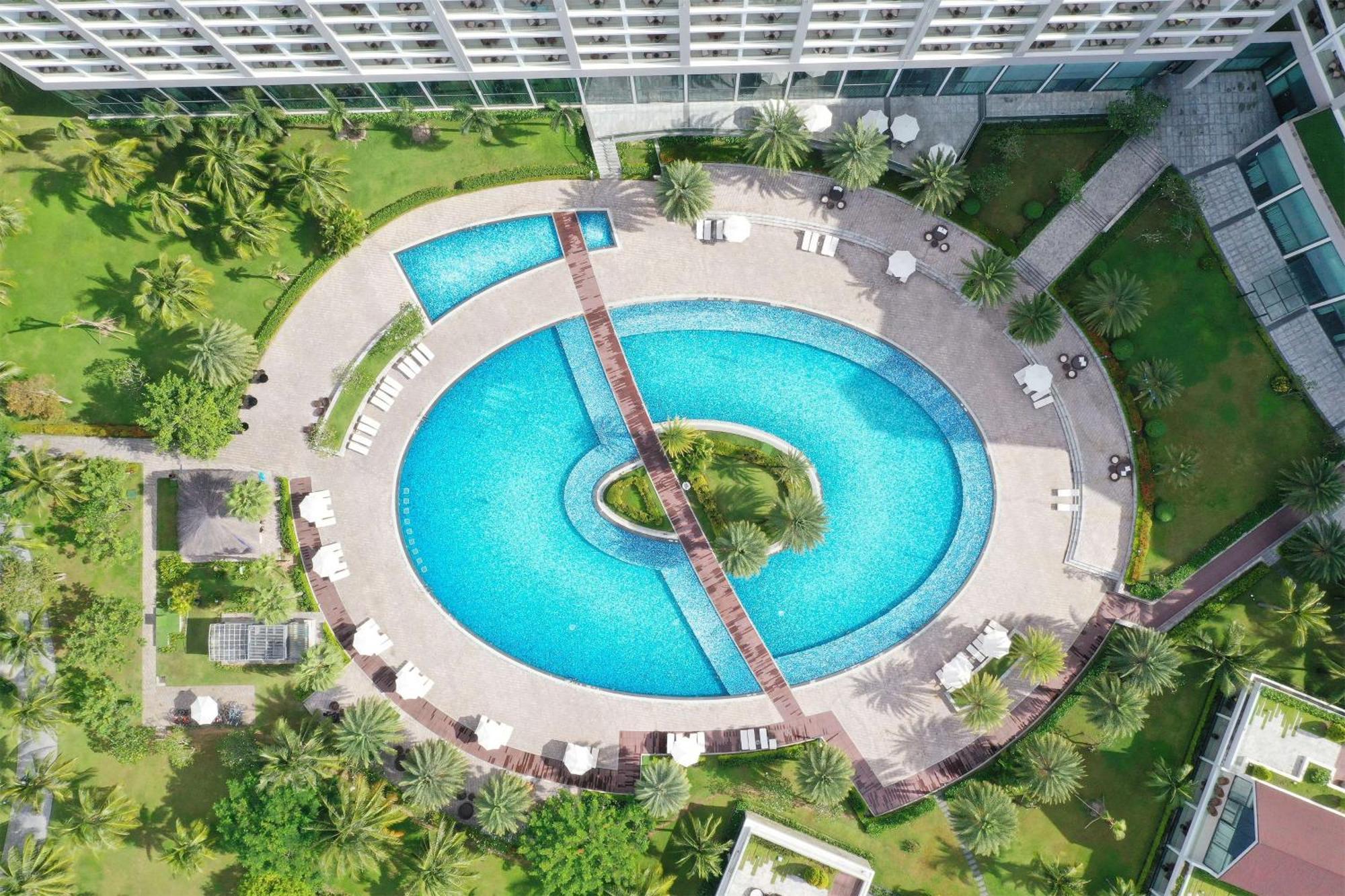 Radisson Blu Resort دونغ دونغ المظهر الخارجي الصورة The pool at the Royal Garden Villas