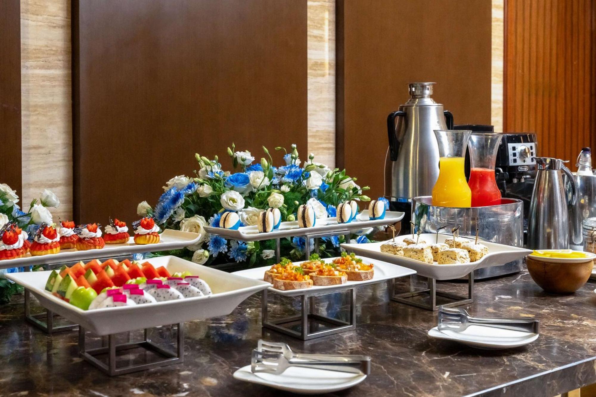 Radisson Blu Resort دونغ دونغ المظهر الخارجي الصورة A buffet at a hotel