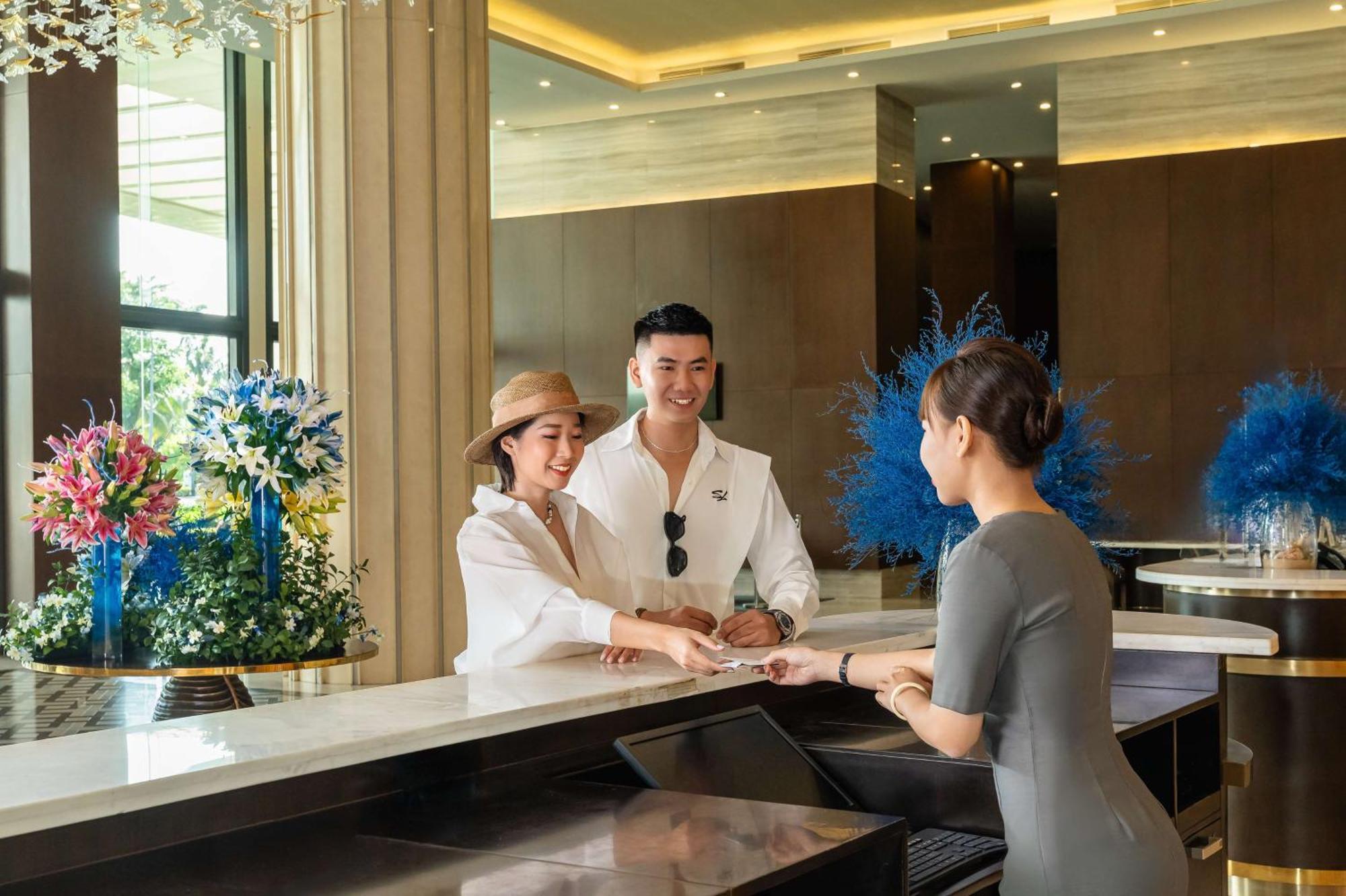 Radisson Blu Resort دونغ دونغ المظهر الخارجي الصورة A hotel receptionist